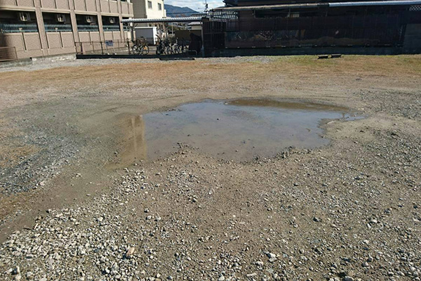 駐車場 空き地の水溜まり デコボコ ヘコミ砕石補修工事